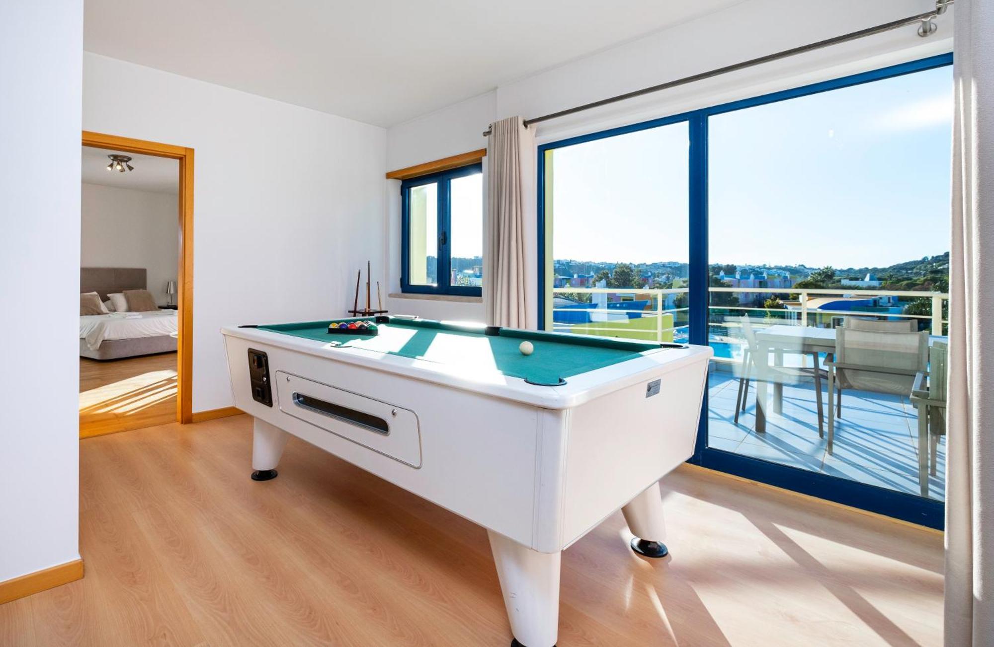 Апартаменты Penthouse 160sqm Wide Terraces Pool View & Private Hot Tub & Parking Албуфейра